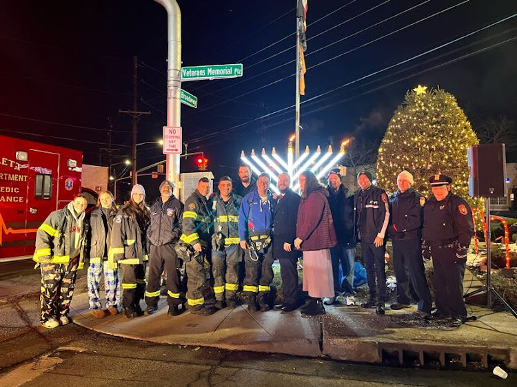 Hewlett celebrates first night with community menorah Herald Community Newspapers www